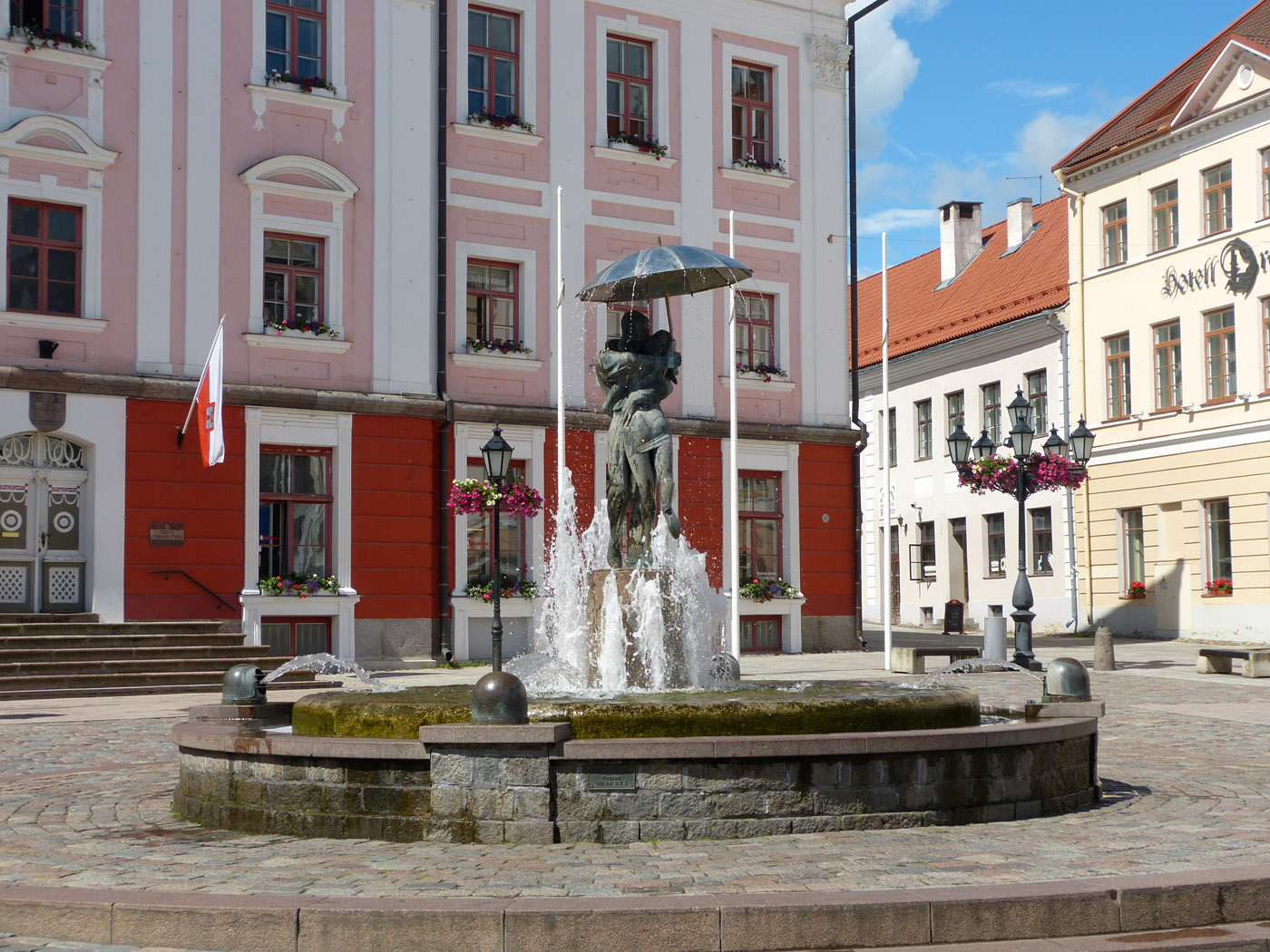 Kissing Lovers Statue, Old Town Square, Tartu, Estonia