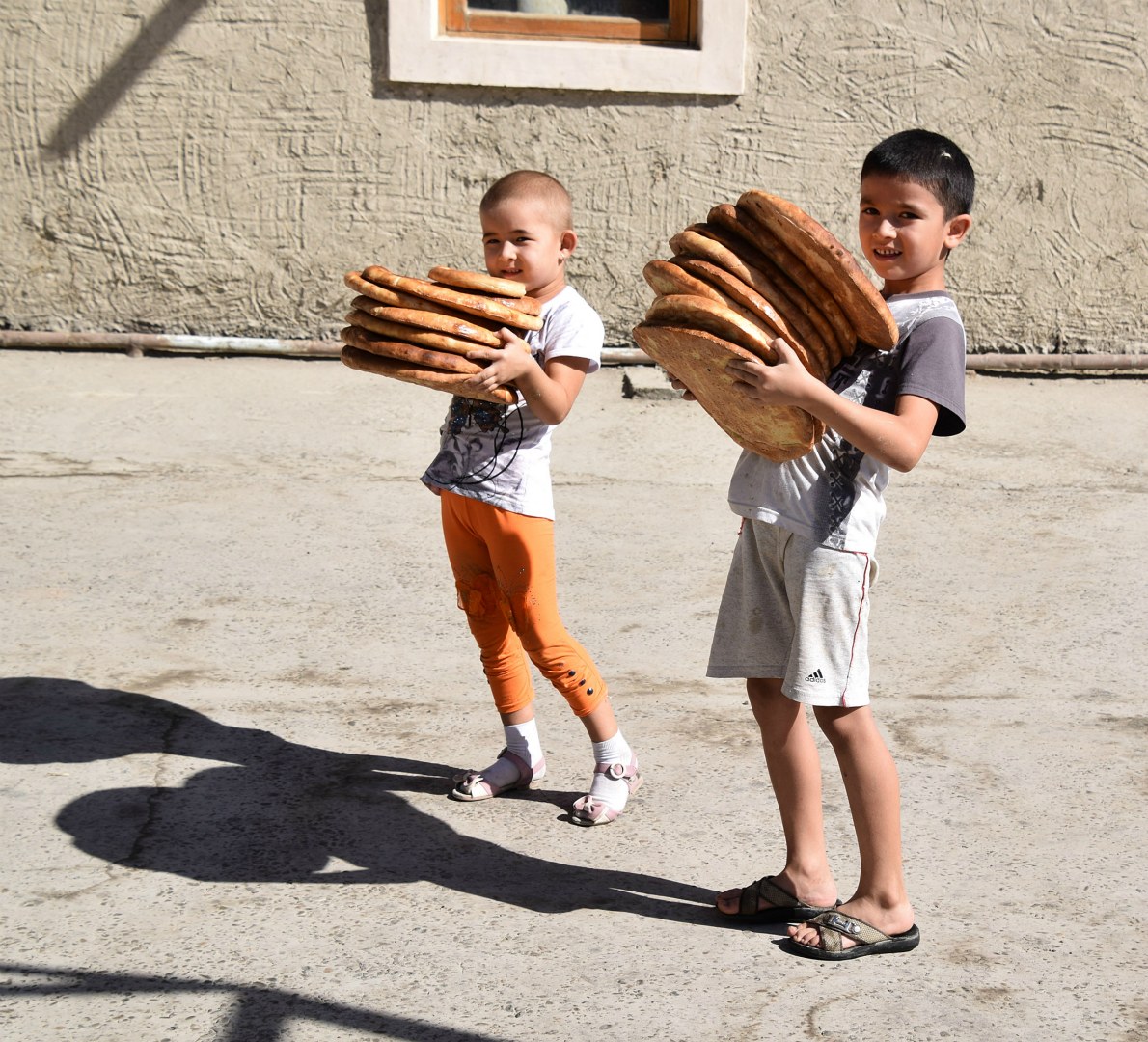 Children carrying bread, Gijduvan