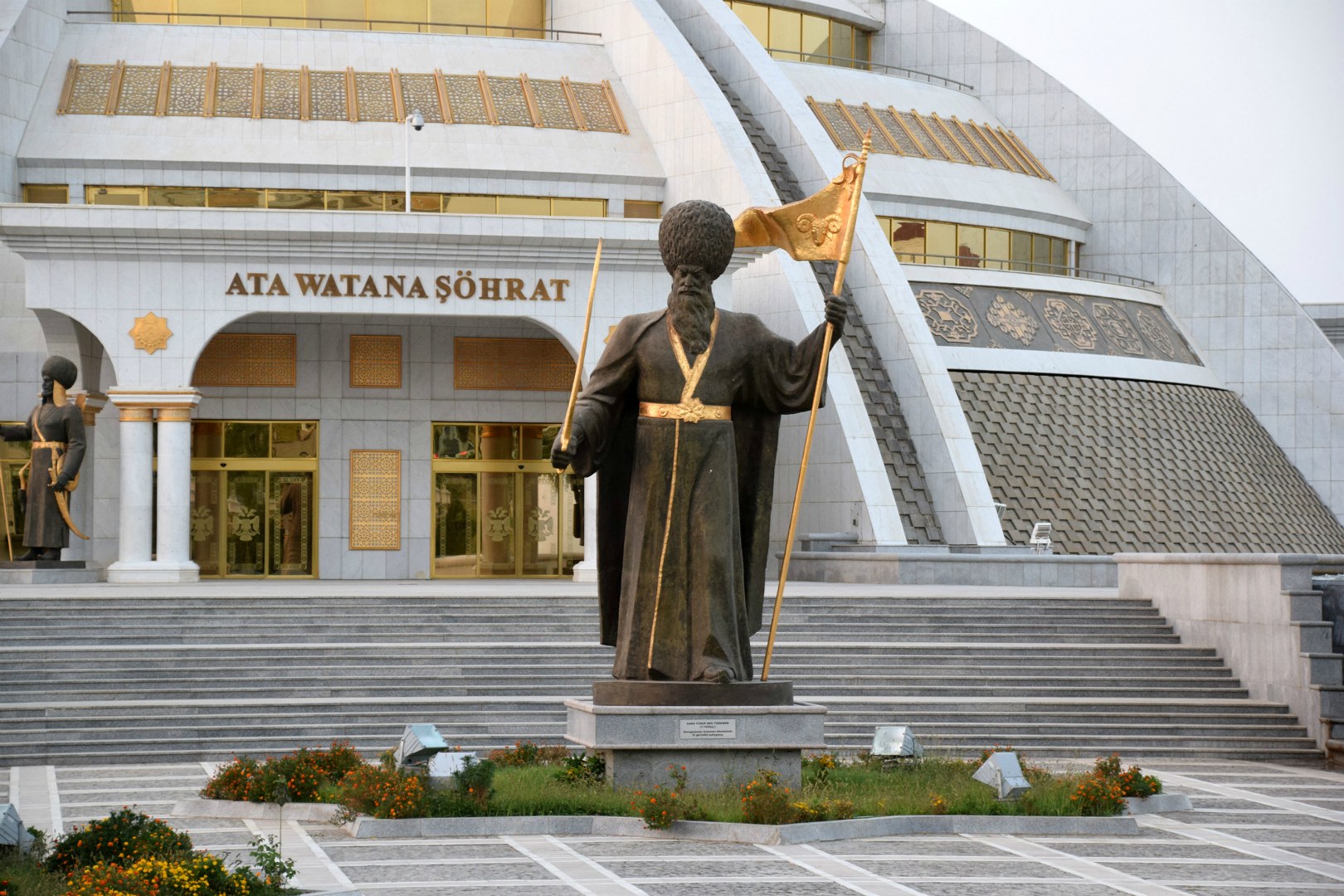 Statue of Gara Yusup, Ashgabat